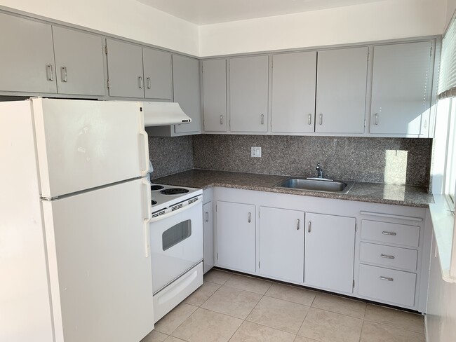 Kitchen - 950 Quintara St