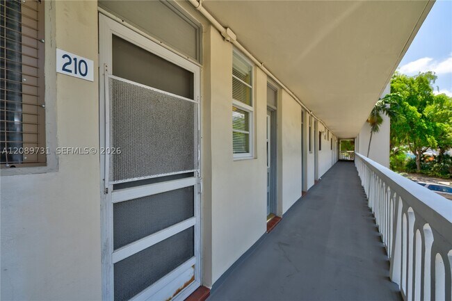Foto del edificio - 2851 Leonard Dr