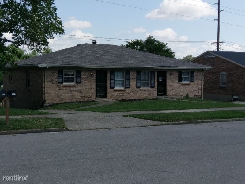 Primary Photo - 429 Whispering Hills Dr