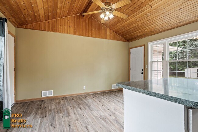 Foto del edificio - 4 Bedroom Home in Brooklyn Center