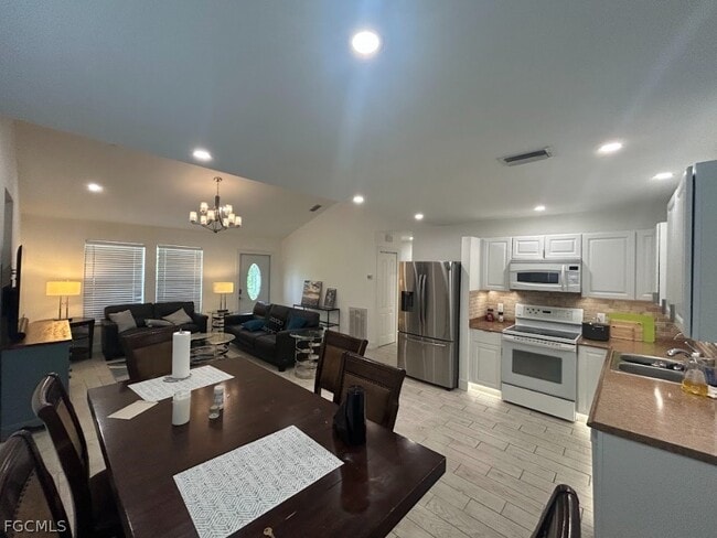 Foto del edificio - 18464 Iris Rd