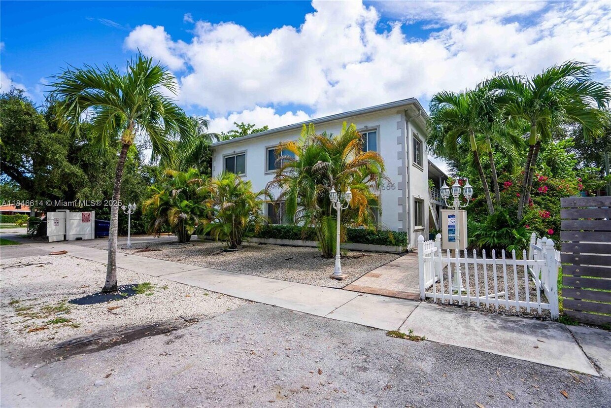 Foto principal - 666 NE 80th St