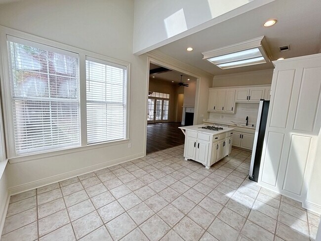 Foto del edificio - 3 Bedroom House Available now