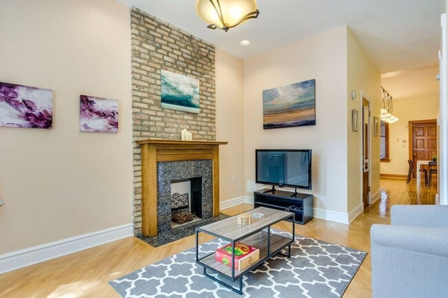Living room - 1648 N Oakley Ave