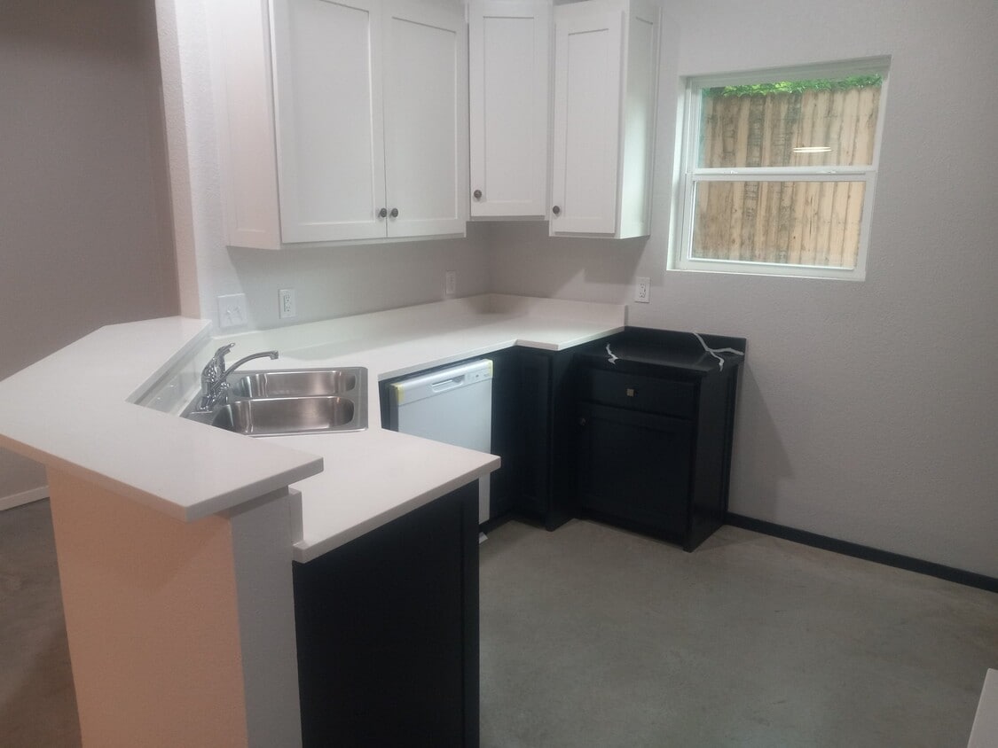 Photo - 221 San Angelo Ave (Benbrook, TX)