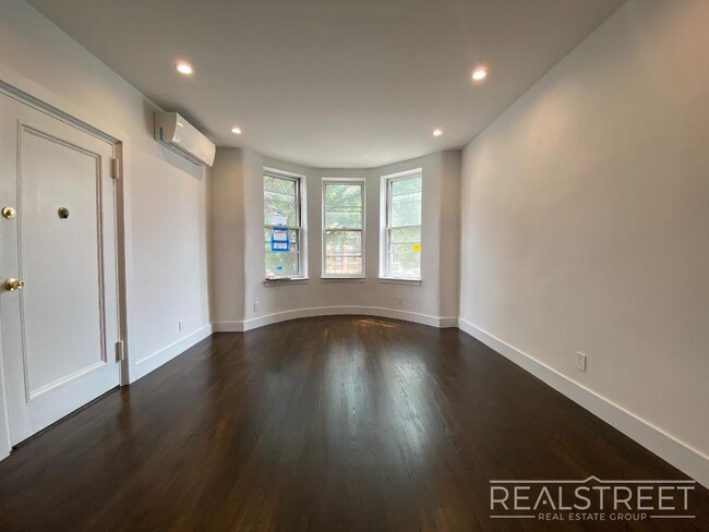 Foto del edificio - Stunning FLOOR THRU in Ridgewood Townhouse...