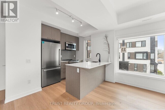 Building Photo - 10-TH10 Ed Clark Gdns