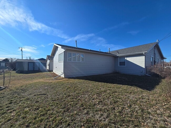 Building Photo - 512 1/2-417 1/2 16th St W