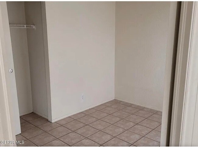 Building Photo - 910 Destello Rd