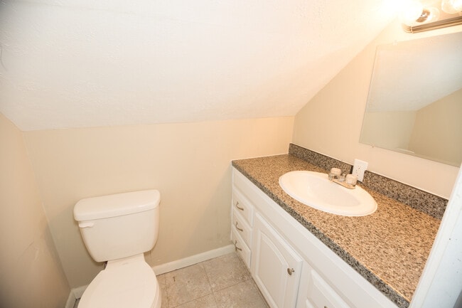 Building Photo - 3 potential 4 bedroom in desirable Beech G...