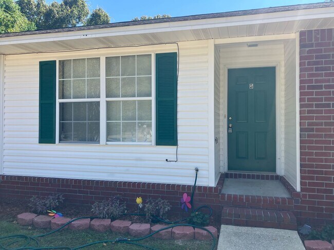 Building Photo - Two bedroom duplex in wonderful location!