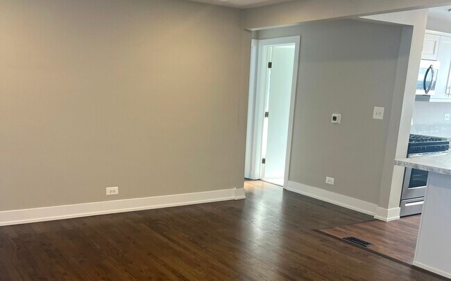 Building Photo - 710 S Elmhurst Rd