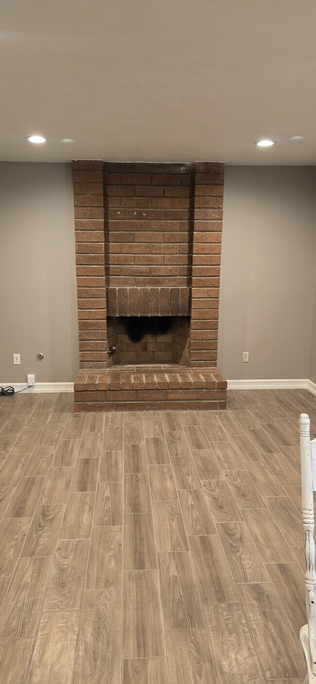 Building Photo - 6836 Rycroft Dr