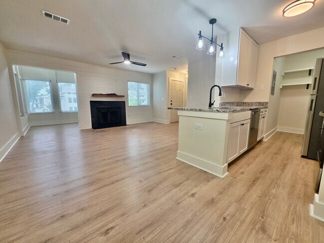 Foto del edificio - Newly renovated 2 bedroom + flex space in ...
