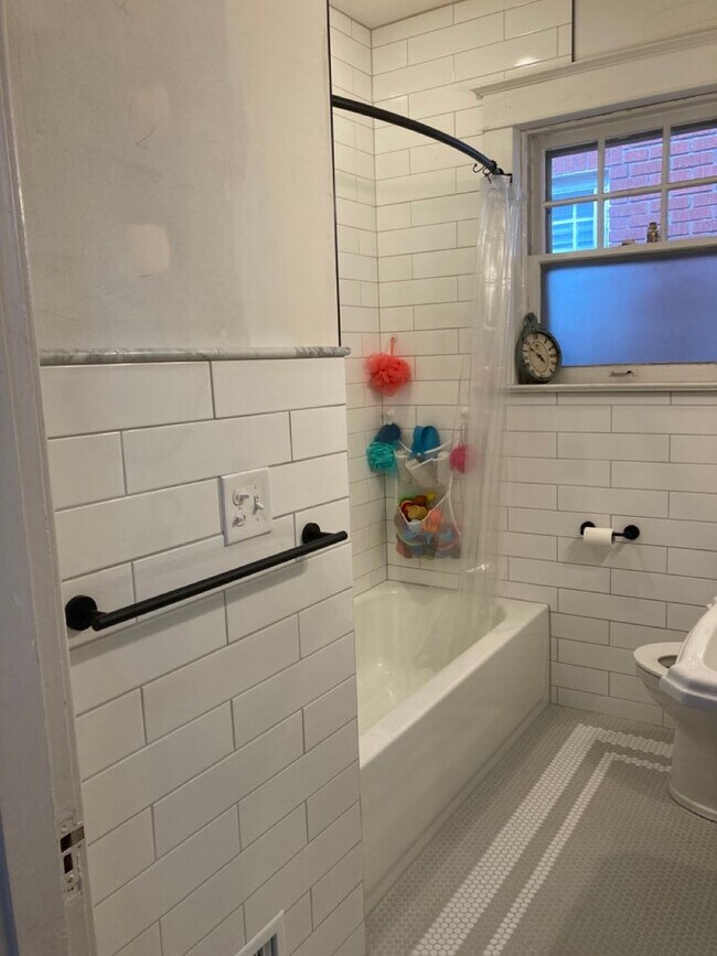 Building Photo - Crescent Hill  Charming Three Bedroom Bung...