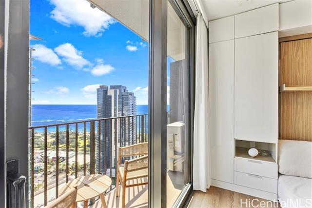 Building Photo - 987 Queen St