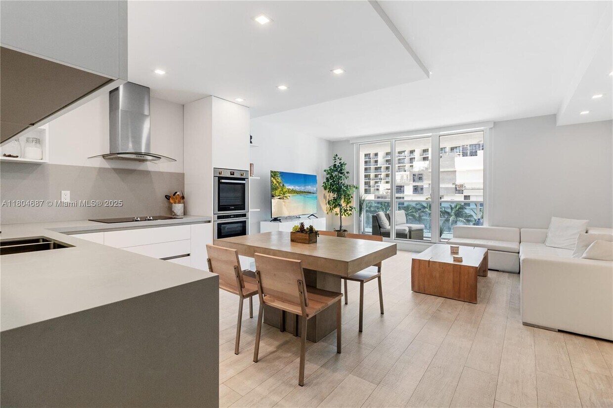 Primary Photo - 2301 Collins Ave