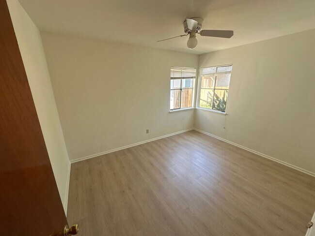 Building Photo - Bright 2 Bedroom Duplex in the Heart of Fu...