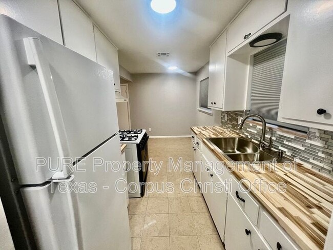 Building Photo - 1733 Treyway Ln