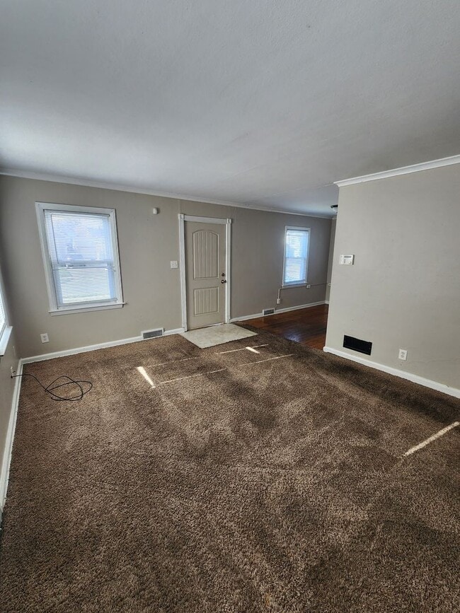 Building Photo - 2 Bed 1 Bath