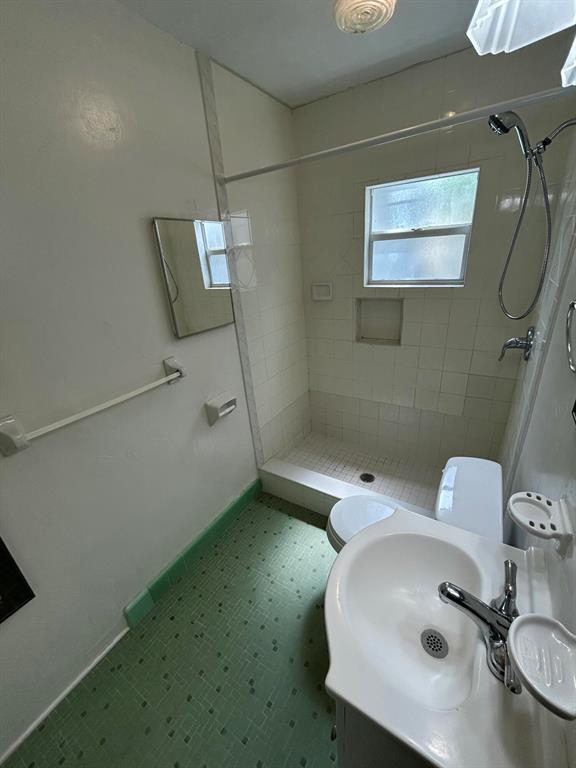 Building Photo - 710 NE 16th St