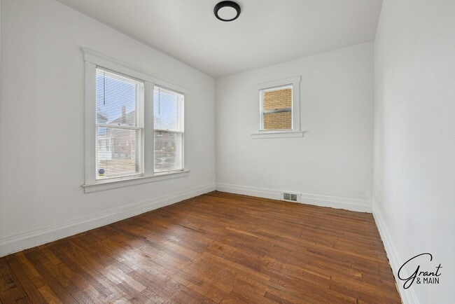 Building Photo - 4 Bedroom $1550