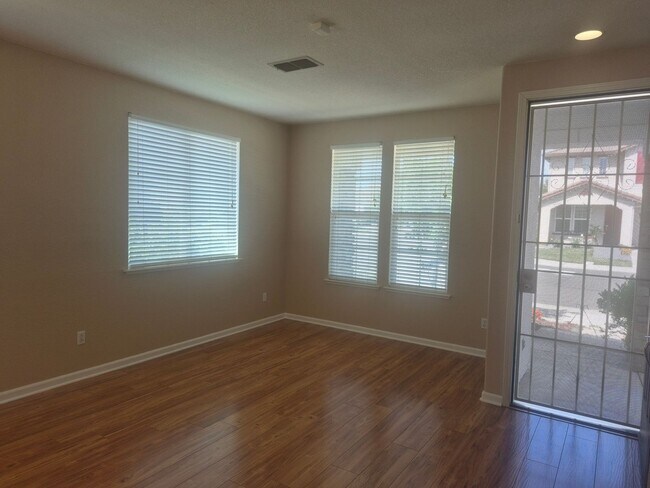 Foto del edificio - Beautiful 4 Bedroom 2.5 Bath with loft