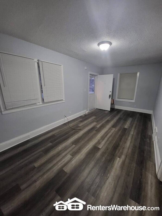Building Photo - Updated 2 Bedroom 1 Bath Home!