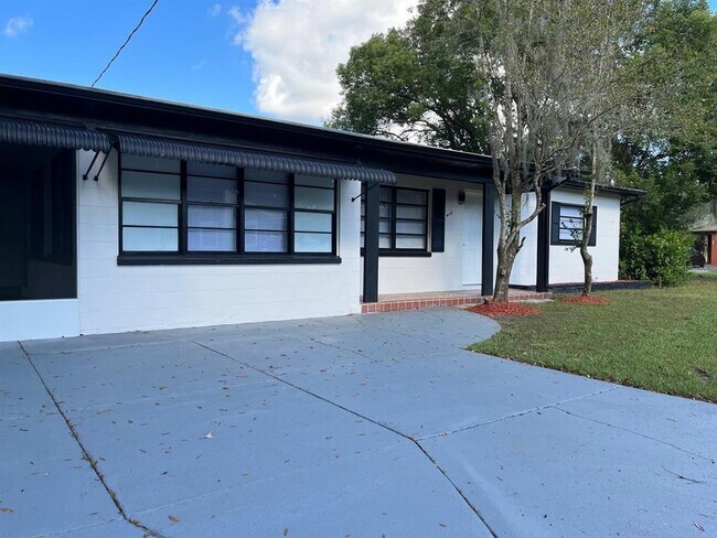 Building Photo - 415 W Oak Dr