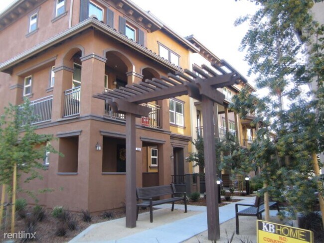 Building Photo - 1 br, 1 bath Townhome - 491 La Scena Pl