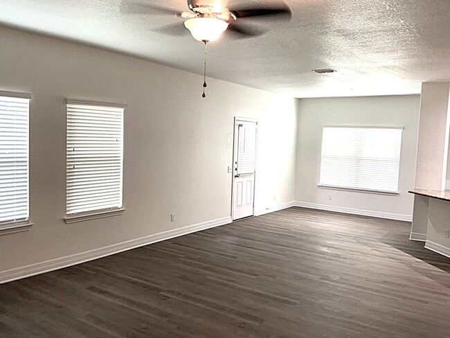 Foto del edificio - 736 Community Dr