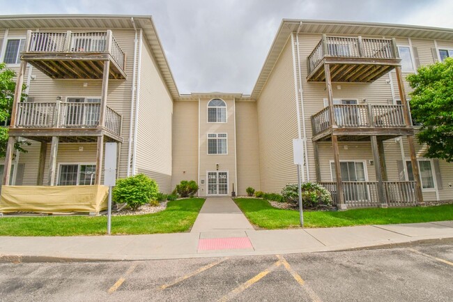 Building Photo - 7438 S Louise Ave