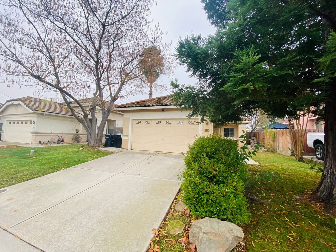 Primary Photo - Cozy & Comfy 3 Bedroom Home!