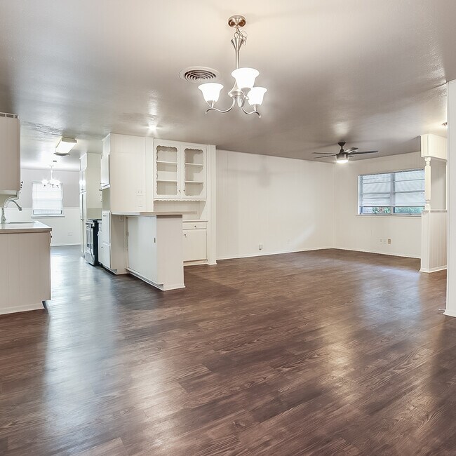 Building Photo - 3616 Falcon Dr