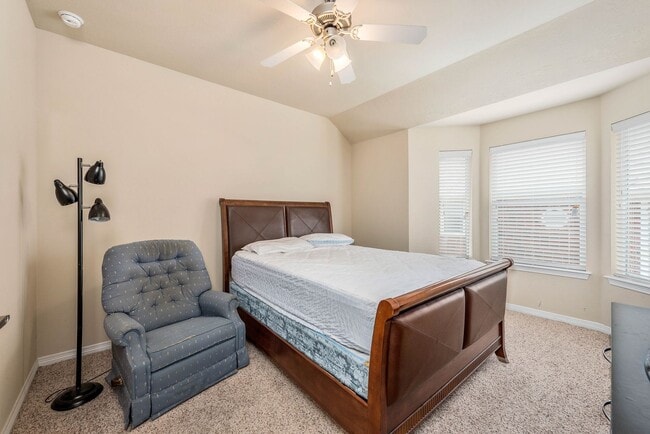 Building Photo - Pre-Leasing for FALL 2026- 1 Bedroom in Ga...