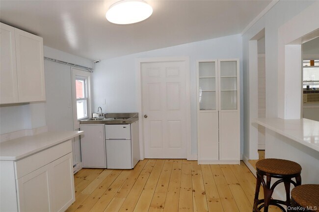 Foto del edificio - 7217 Albany Post Rd