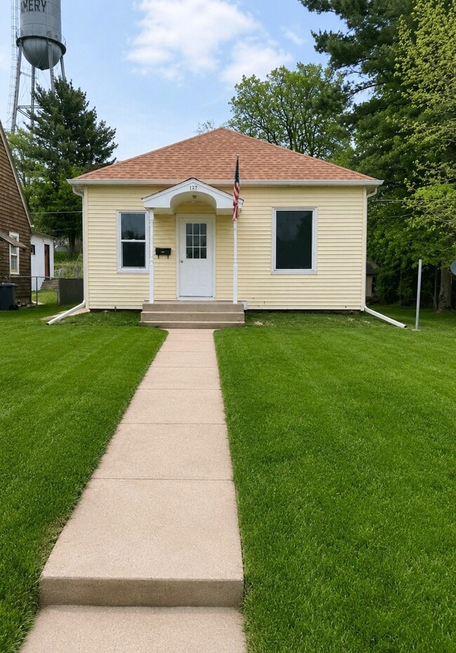 Building Photo - 127 Maple St E