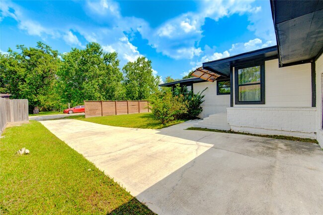 Building Photo - 6638 Winton St