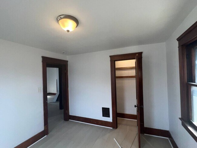 Foto del edificio - 1055 W 12th St