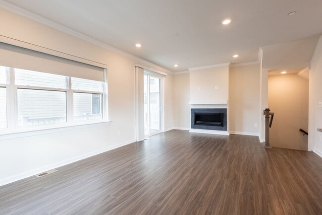 Building Photo - Stunning 4 BR/4.5 BA EOG Townhome in Rockv...