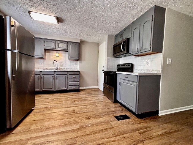 Foto del edificio - Spacious 3 bedroom 1.5 bath townhome with ...