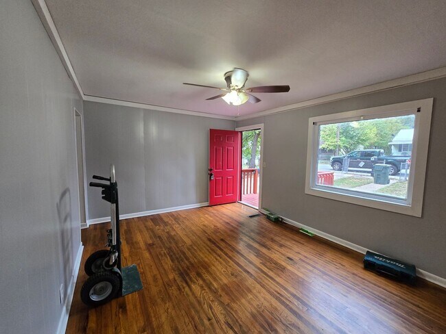 Building Photo - 2 bed 1 bath home!