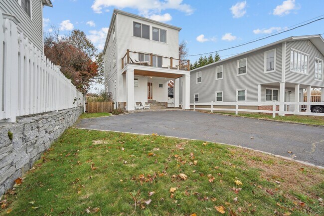 Foto del edificio - 656 Fairfield Beach Rd