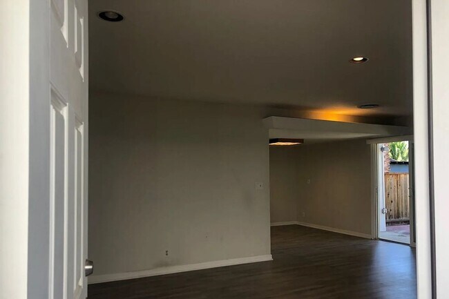 Foto del edificio - CAMPBELL - REMODELED DUPLEX with garage gr...