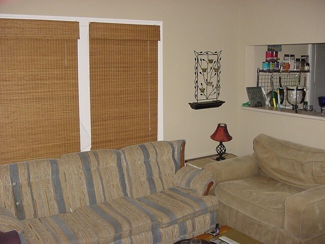 Building Photo - 4 br, 1 bath  - 440 Ranney St Uppr Upper