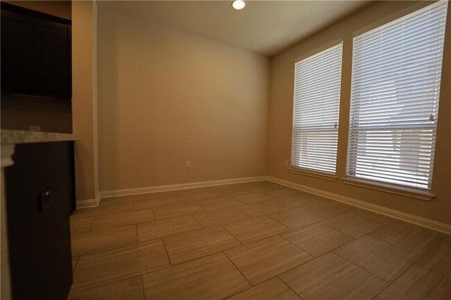 Building Photo - 13800 Lyndhurst St