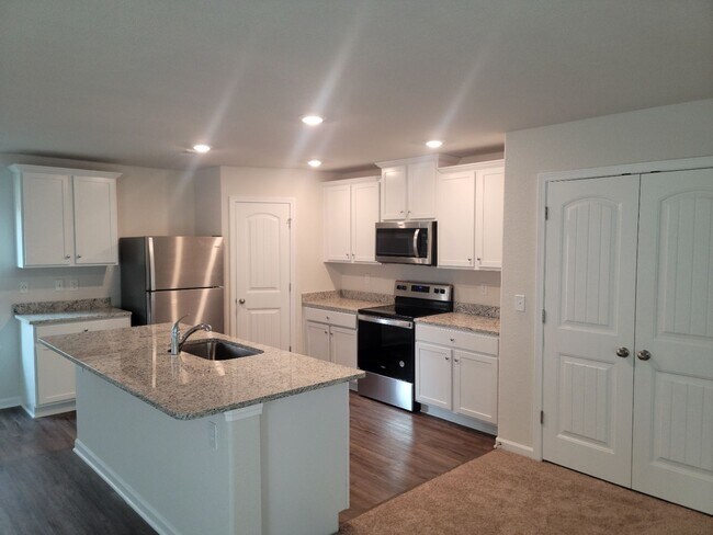 Foto del edificio - Newer Construction Home in Creedmore Hills!