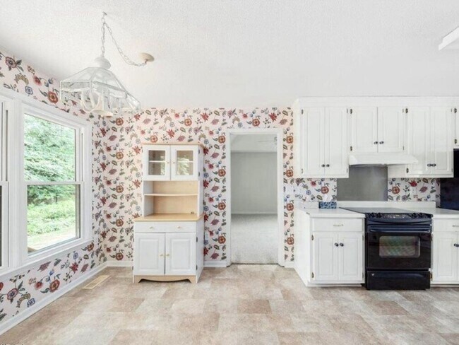 Building Photo - 4 Bedroom Single Family Home in Macon