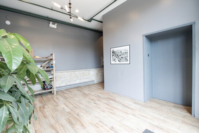 Foto del edificio - 2222 W Diversey Ave