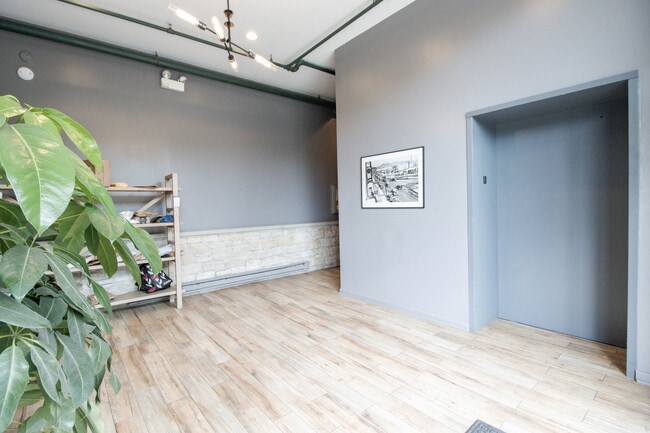 Building Photo - 2222 W Diversey Ave